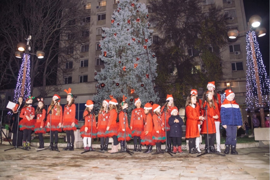 Започнаха Коледно-новогодишните празници в Мездра 